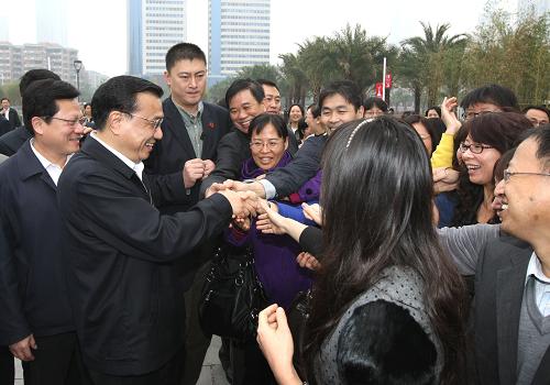 這是12月13日,李克強(qiáng)在廣州花城廣場考察時(shí),與市民群眾親切握手。新華社記者姚大偉攝