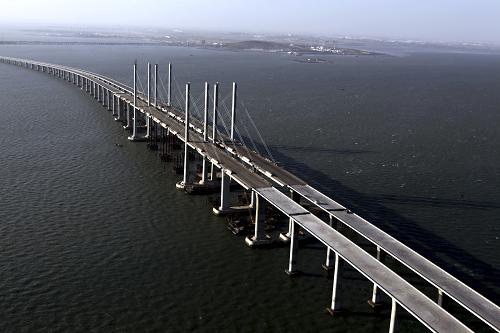 這是2010年12月8日航拍的建設(shè)中的青島海灣大橋。新華社發(fā)(趙魯英 攝)