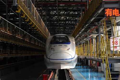 12月25日,一列執(zhí)行完車次任務(wù)的動車組在武漢動車基地進(jìn)行每日例行檢修。武(漢)廣(州)高鐵于2009年12月26日開通運(yùn)營,至今運(yùn)行滿一年,安全運(yùn)行近4000萬公里,沒有發(fā)生一次安全事故,沒有出現(xiàn)一例人員傷亡。一年來,隨著客流量不斷攀升,武廣高鐵先后經(jīng)過四次調(diào)圖,日開行動車組由28對加密到80對,動車組最小間隔時(shí)間僅3分鐘,實(shí)現(xiàn)了高密度、公交化運(yùn)行。在此期間,武廣高鐵經(jīng)受了冰雪、臺風(fēng)、暴雨、酷暑等各種氣候,以及春運(yùn)、黃金周高峰客流和動車大幅加密等諸多考驗(yàn),實(shí)現(xiàn)了設(shè)備質(zhì)量可靠、運(yùn)輸秩序良好、運(yùn)營安全穩(wěn)定,高鐵安全保障體系初步形成。新華社記者程敏攝
