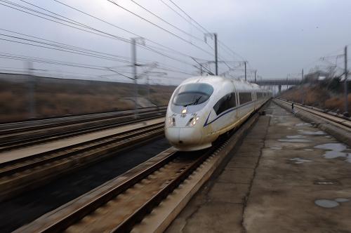 12月25日,一列動車組駛向湖北咸寧北站。新華社記者程敏攝
