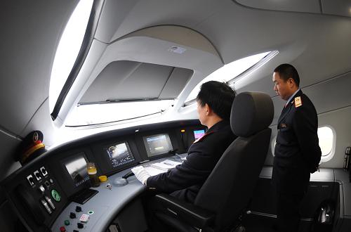 12月25日,駕駛?cè)藛T正在駕駛380A型動車組執(zhí)行客運(yùn)計(jì)劃。新華社記者程敏攝