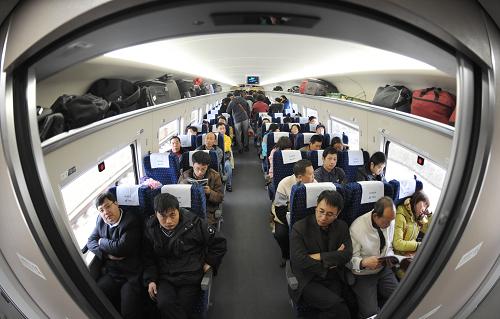 滿載旅客的動車組(12月25日攝)。新華社記者程敏攝