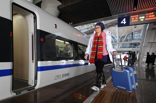 12月25日,一位旅客準(zhǔn)備登上G1045次動車。新華社記者程敏攝