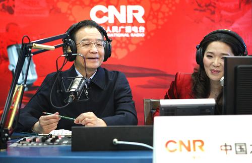 12月26日,中共中央政治局常委、國務(wù)院總理溫家寶來到中央人民廣播電臺,看望廣大編輯記者和干部職工,向大家致以親切的問候。溫家寶還走進(jìn)中央人民廣播電臺“中國之聲”直播間,通過無線電波和收音機(jī)前的全國聽眾進(jìn)行交流。新華社記者姚大偉攝