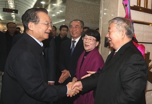 這是溫家寶與著名播音員鐵城(右一)、葛蘭(右二)和方明(右三)親切交談。新華社記者姚大偉攝