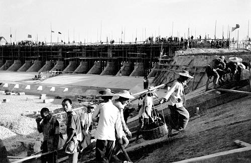 這是1952年,群眾在江蘇淮河水利工程高良澗水閘建設(shè)中(資料照片)。 新華社發(fā)