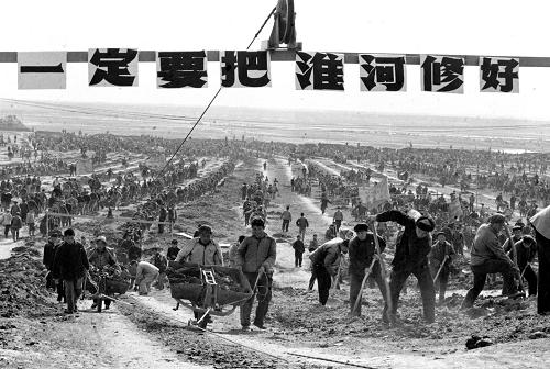 這是20世紀(jì)70年代,江蘇里下河地區(qū)群眾投入興建淮河入長(zhǎng)江的水道第二期工程(資料照片)。 新華社發(fā)