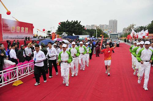 10月23日,第一棒火炬手、巴塞羅那奧運(yùn)會(huì)男子10米跳臺(tái)冠軍孫淑偉從起點(diǎn)出發(fā)。當(dāng)日,冒著臺(tái)風(fēng)“鲇魚(yú)”帶來(lái)的風(fēng)雨,第16屆亞洲運(yùn)動(dòng)會(huì)火炬?zhèn)鬟f活動(dòng)在“嶺南水城”——廣東省揭陽(yáng)市舉行。當(dāng)天共有80名火炬手在7.3公里的線路上進(jìn)行傳遞。新華社記者梁旭攝
