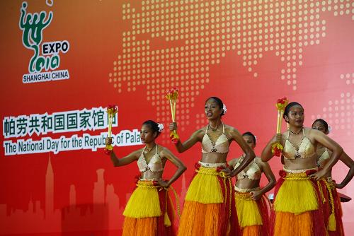 10月23日,來自帕勞的藝人在上海世博會(huì)帕勞國家館日活動(dòng)上表演傳統(tǒng)舞蹈。新華社記者裴鑫攝