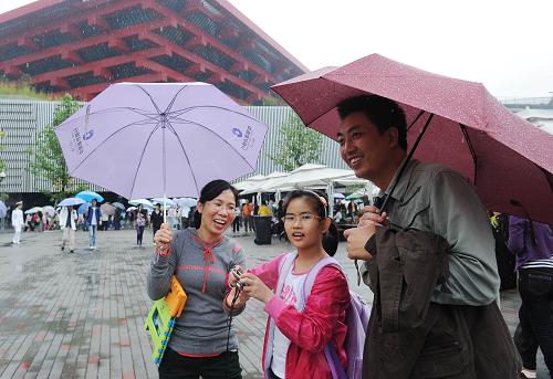 10月23日,一家人冒雨在世博園內參觀。據(jù)上海世博會官網(wǎng)統(tǒng)計,截至當日21時,當日入園參觀的游客人數(shù)為83.74萬,世博會累計參觀人數(shù)達到6970.78萬,逼近7000萬。新華社記者李健攝