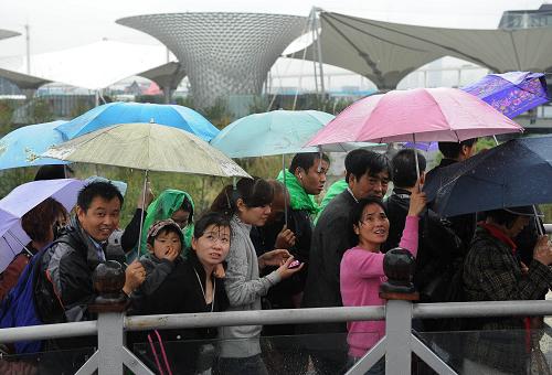 10月23日,大批游客冒雨在世博園內參觀。新華社記者李健攝