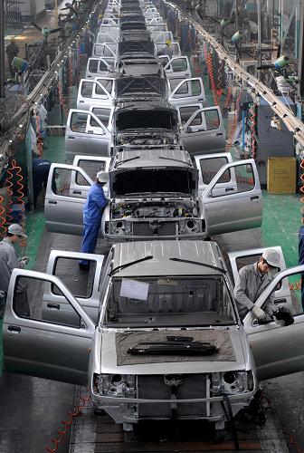 河南鄭州日產(chǎn)汽車公司的工人在整裝流水線上裝配整車(11月4日攝)?;仨?#8220;十一五”,河南工業(yè)發(fā)展交出了一份優(yōu)秀答卷。2009年,全省工業(yè)增加值完成9900億元,占GDP比重達(dá)到50.8%,比“十五”末提高了4.6個(gè)百分點(diǎn)。工業(yè)經(jīng)濟(jì)總量居全國第五位,中西部第一位。5年來,河南工業(yè)經(jīng)濟(jì)效益總水平持續(xù)提升。2009年,全省規(guī)模以上工業(yè)實(shí)現(xiàn)主營業(yè)務(wù)收入28246億元,是2005年的2.8倍。利潤總額和利稅總額分別達(dá)到2444億元和3836億元,兩項(xiàng)指標(biāo)均居全國第4位。此外,“十一五”河南工業(yè)累計(jì)完成投資將達(dá)到2.4萬億元,是“十五”的5.6倍。這些令人鼓舞的數(shù)字表明,河南省工業(yè)經(jīng)濟(jì)發(fā)展已經(jīng)站在了一個(gè)新的、更高的平臺。 新華社記者 朱祥 攝