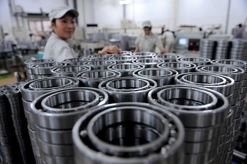 在河南洛陽軸承集團(tuán)有限公司精密軸承車間,工人在裝配軸承產(chǎn)品(2010年8月25日攝)。新華社記者 朱祥 攝