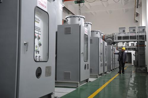 在貴州首座采用GIS組合電氣設(shè)備的趙斯220千伏變電站,工作人員在檢查設(shè)備(11月23日攝)。新華社記者 歐東衢 攝