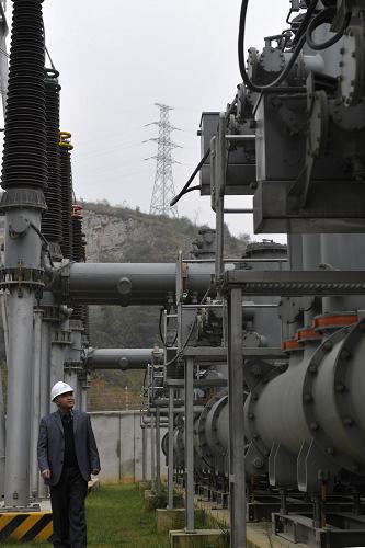 在貴州首座采用GIS組合電氣設(shè)備的趙斯220千伏變電站,工作人員在檢查設(shè)備(11月23日攝)。新華社記者 歐東衢 攝