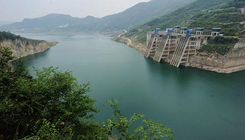 貴州洪家渡水電站一景(7月9日攝)。從西電東送戰(zhàn)略開始實施到2010年6月底,洪家渡水電站已向東部地區(qū)送電61億千瓦時。新華社記者 歐東衢 攝