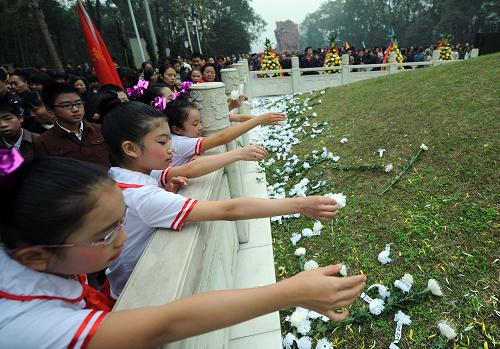 11月27日,小學(xué)生在向烈士們敬獻小白花。當(dāng)日,重慶數(shù)千名群眾在歌樂山下的烈士墓祭奠“11·27”殉難紅巖英烈。重慶歌樂山烈士陵園是“中美合作所”軍統(tǒng)集中營舊址。1949年11月27日,國民黨瘋狂屠殺了關(guān)押在此的300多名革命者,只有35名革命者在大屠殺中脫險。 新華社記者 周衡義 攝