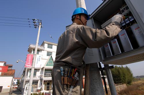 11月27日,嵊州市供電局長樂供電營業(yè)所的一名電力工人正在嵊州市上南莊村檢修配電設(shè)備。自2010年開始至2015年,浙江省將投資266億元用于建設(shè)高標準中心鎮(zhèn)電網(wǎng),“十二五”期間,浙江廣大農(nóng)村有望像大城市一樣享有穩(wěn)定可靠的供電保障。圍繞國家電網(wǎng)“新農(nóng)村,新電力,新服務(wù)”的農(nóng)電發(fā)展戰(zhàn)略,2010年前9個月,浙江已完成中心鎮(zhèn)電網(wǎng)總投資22.88億元。在浙江規(guī)劃培育的200個中心鎮(zhèn)中目前已完成120個中心鎮(zhèn)電網(wǎng)規(guī)劃編制和評審,在165個中心鎮(zhèn)實現(xiàn)了110千伏變電站電源布點。在2010年12月底前,200個省級中心鎮(zhèn)的電網(wǎng)規(guī)劃將全部完成編制、評審和修訂,從而為中心鎮(zhèn)電網(wǎng)建設(shè)的全面開展創(chuàng)造條件。 新華社記者 鞠煥宗 攝
