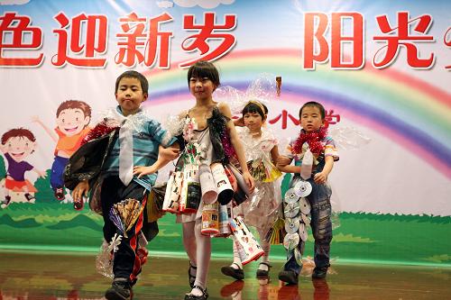 12月24日,北京春江小學(xué)的學(xué)生們?cè)谡故经h(huán)保時(shí)裝。 當(dāng)日,北京市東城區(qū)春江小學(xué)在朝陽(yáng)門(mén)街道禮堂舉辦“綠色迎新歲 陽(yáng)光少年行”主題迎新年聯(lián)歡會(huì)。百余名在該校就讀的外來(lái)務(wù)工人員子女和家長(zhǎng)代表觀看了師生同臺(tái)表演的歌舞、合唱、器樂(lè)合奏和環(huán)保時(shí)裝秀等節(jié)目。新華社發(fā)(周良 攝)