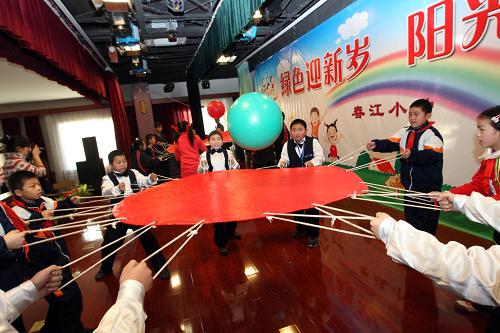 12月24日,北京春江小學(xué)的學(xué)生們?cè)谧鲇螒?。新華社發(fā)(周良 攝)