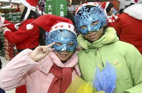 12月24日,兩名外來(lái)務(wù)工人員子女戴著面具參加活動(dòng)。 當(dāng)日,遼寧省錦州市商業(yè)系統(tǒng)青年志愿者為20余名外來(lái)務(wù)工人員子女送去禮物,并和他們一起做游戲,讓孩子們體驗(yàn)節(jié)日溫暖。 新華社發(fā)(李鐵成 攝)
