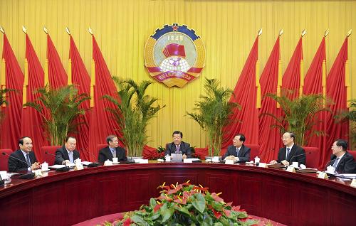 12月24日,政協(xié)第十一屆全國委員會第三十三次主席會議在北京召開。中共中央政治局常委、全國政協(xié)主席賈慶林主持會議并講話。新華社記者 謝環(huán)馳 攝