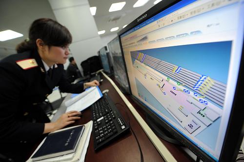 1月25日,指揮中心調(diào)度員王瑤在緊張工作。新華社記者孫參攝