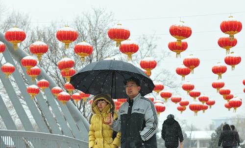 2月10日,游客在北京玉淵潭公園打傘冒雪行進(jìn)。當(dāng)日零時(shí)左右,北京“連夜”迎來(lái)60年最晚初雪,終結(jié)108天無(wú)有效降水記錄。 新華社記者 楊光 攝