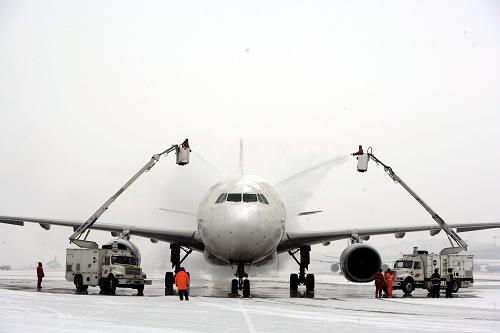 2月10日上午,首都機場工作人員使用除冰車為出港航班清除冰雪。 2月9日晚開始,北京迎來60年最晚初雪。針對本次降雪,首都機場已啟動相關(guān)應(yīng)急保障預(yù)案。目前,首都機場整體運行正常。 新華社發(fā)(荊雷 攝)