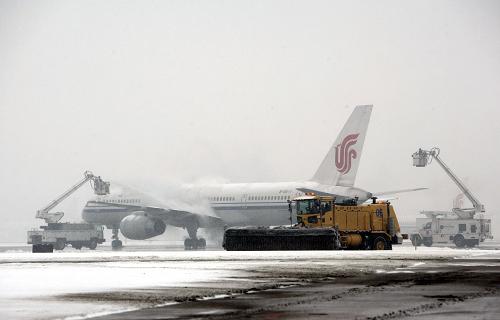 2月10日上午,首都機場工作人員使用除冰車、掃雪車為出港航班除冰雪和清理機坪及跑道積雪。新華社發(fā)(荊雷 攝)