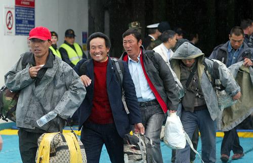 2月27日,在希臘克里特島伊拉克利翁港,搭載“希臘精神”號客輪從利比亞撤離的中國公民下船。新華社記者于洋攝