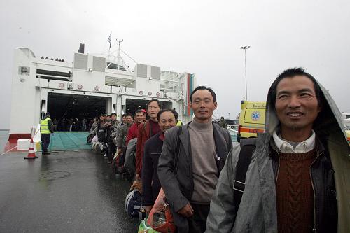 2月27日,在希臘克里特島伊拉克利翁港,搭載“希臘精神”號客輪從利比亞撤離的中國公民下船。新華社發(fā)(馬里奧斯·羅洛斯攝)