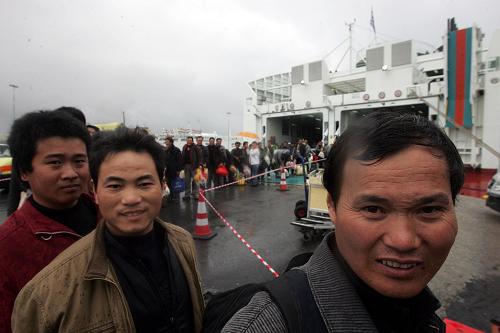 2月27日,在希臘克里特島伊拉克利翁港,從利比亞撤離的中國公民走下“希臘精神”號客輪。新華社發(fā)(馬里奧斯·羅洛斯攝)