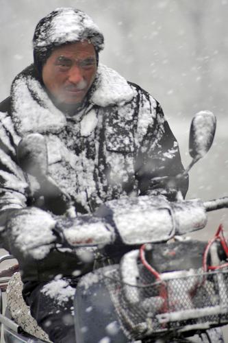 2月28日,山西省運城市新絳縣居民冒雪出行。新華社發(fā)(高新生 攝)