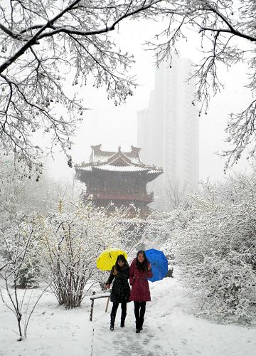 2月28日,江蘇徐州市民在雪中出行。新華社發(fā)(李明 攝)