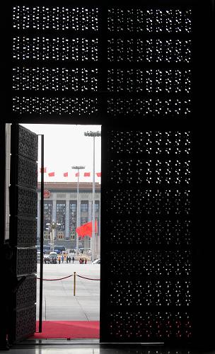 2月28日,透過開啟的博物館銅門眺望天安門廣場。新華社記者 汪永基 攝