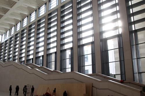 2月28日,工作人員在西大廳進行整理工作。新華社記者 汪永基 攝