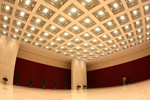 2月28日,工作人員在檢查博物館國賓廳“中央大廳”。新華社記者 汪永基 攝