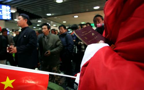 3月1日,在約旦首都安曼的阿利婭國際機場,從利比亞撤離的中國工人等候辦理轉(zhuǎn)機手續(xù)。當天,中國中土集團和中水電十三局的146名工人乘坐由中國駐約旦大使館租用的包機撤離利比亞并經(jīng)安曼轉(zhuǎn)乘國際航班回國。我駐約使館還將分兩批接回400余名駐利比亞的中資機構(gòu)人員。新華社發(fā)(穆罕默德·阿布古什攝)
