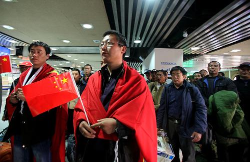 3月1日,在約旦首都安曼的阿利婭國際機場,從利比亞撤離的中國工人等候辦理轉(zhuǎn)機手續(xù)。新華社發(fā)(穆罕默德·阿布古什攝)
