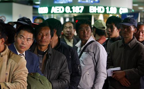 3月1日,在約旦首都安曼的阿利婭國際機場,從利比亞撤離的中國工人等候辦理轉(zhuǎn)機手續(xù)。新華社發(fā)(穆罕默德·阿布古什攝)
