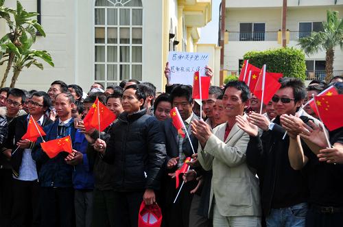 3月1日,在埃及首都開羅,從利比亞撤離的中資公司員工感謝中國(guó)駐埃及大使館為他們提供的幫助。新華社記者朱俊清攝