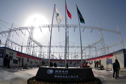 這是3月1日拍攝的國(guó)家電網(wǎng)陜西750千伏智能變電站運(yùn)行現(xiàn)場(chǎng)。當(dāng)日,國(guó)家電網(wǎng)陜西750千伏智能變電站在陜西省延安市洛川縣正式投入運(yùn)行。據(jù)了解,這是目前世界電壓等級(jí)最高的智能變電站,也是國(guó)家電網(wǎng)公司首批4個(gè)試點(diǎn)智能變電站之一。該變電站的建成,將對(duì)全國(guó)智能電網(wǎng)建設(shè)起到重要的引領(lǐng)示范作用,對(duì)完善陜西乃至西北750千伏骨干網(wǎng)架,滿足陜北大型電源接入,提高電力輸送能力具有重要意義。新華社記者 陳昌奇 攝