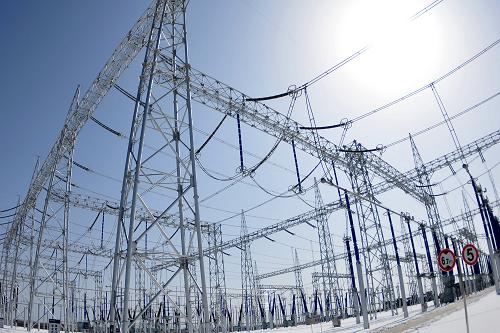 這是3月1日拍攝的國(guó)家電網(wǎng)陜西750千伏智能變電站運(yùn)行現(xiàn)場(chǎng)。新華社記者 陳昌奇 攝
