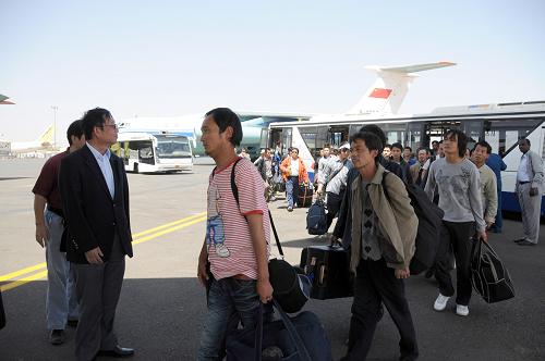 3月3日,在蘇丹首都喀土穆國際機場,中國駐蘇丹大使李成文(前左一)送別即將搭乘中國空軍運輸機回國的從利比亞撤離的中國公民。中國空軍執(zhí)行撤離我在利比亞人員任務的首架伊爾-76運輸機,于北京時間3日18時34分從蘇丹喀土穆機場起飛回國。其他3架運輸機也于當晚陸續(xù)起飛,將在4日全部回到北京南苑機場。經(jīng)中央軍委批準,中國空軍派出4架伊爾-76運輸機飛赴利比亞執(zhí)行接運中國在利比亞人員的任務。截至3日2時28分,4架運輸機在利比亞塞卜哈機場和蘇丹喀土穆機場之間共飛行兩個波次8架次,從利比亞塞卜哈撤出人員1655人。新華社發(fā)(穆罕默德·巴比克爾攝)