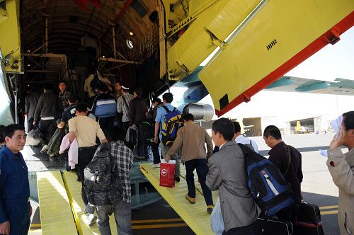3月3日,在蘇丹首都喀土穆國際機場,從利比亞撤離到蘇丹的中國公民正在登上中國空軍運輸機準備回國。新華社發(fā)(穆罕默德·巴比克爾攝)