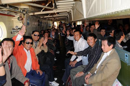 3月3日,在蘇丹首都喀土穆國際機場,從利比亞撤離到蘇丹的中國公民登上中國空軍運輸機準備回國。新華社發(fā)(穆罕默德·巴比克爾攝)