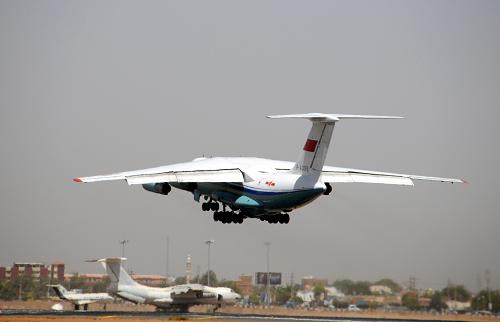 3月3日,在蘇丹首都喀土穆國際機場,接運從利比亞撤離的中國公民的中國空軍運輸機正在起飛。新華社發(fā)(穆罕默德·巴比克爾攝)