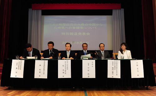 8月3日,在日本首都東京,中國人權(quán)發(fā)展基金會秘書長林伯承(左二)、駐日大使程永華(左三)、長崎縣知事中村法道(右三)、日本前首相福田康夫(右二)、梅屋莊吉的曾孫女小坂文乃(右一)以及中國社科院近代史研究所所長步平(左一)出席新聞發(fā)布會。“孫中山、梅屋莊吉與長崎”紀念活動新聞發(fā)布會當日在中國駐日本大使館舉行。中日共同紀念辛亥革命一百周年系列活動由此拉開序幕。新華社記者 季春鵬 攝