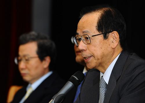 8月3日,在日本首都東京,日本前首相福田康夫出席新聞發(fā)布會。新華社記者 季春鵬 攝